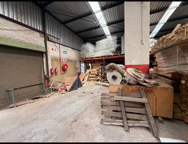 1,100M² WAREHOUSE TO LET IN INDUSTRIA WEST